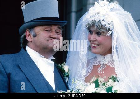 Il comico Les Dawson e Tracey Roper matrimonio 1989 Foto Stock