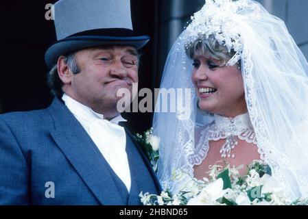 Il comico Les Dawson e Tracey Roper matrimonio 1989 Foto Stock