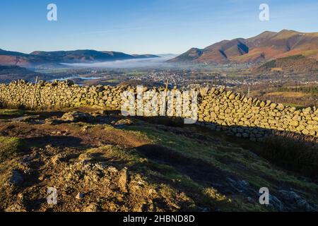 Walla Crag è un favoloso punto panoramico sul lato orientale dell'acqua di Derwent, gran parte del panorama è nascosto fino ad essere salito attraverso gli alberi l'asc Foto Stock