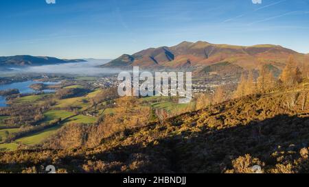 Walla Crag è un favoloso punto panoramico sul lato orientale dell'acqua di Derwent, gran parte del panorama è nascosto fino ad essere salito attraverso gli alberi l'asc Foto Stock