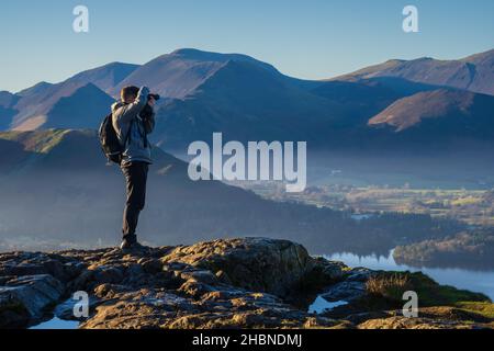 Walla Crag è un favoloso punto panoramico sul lato orientale dell'acqua di Derwent, gran parte del panorama è nascosto fino ad essere salito attraverso gli alberi l'asc Foto Stock