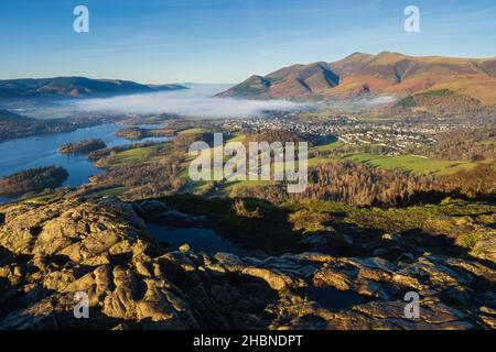 Walla Crag è un favoloso punto panoramico sul lato orientale dell'acqua di Derwent, gran parte del panorama è nascosto fino ad essere salito attraverso gli alberi l'asc Foto Stock