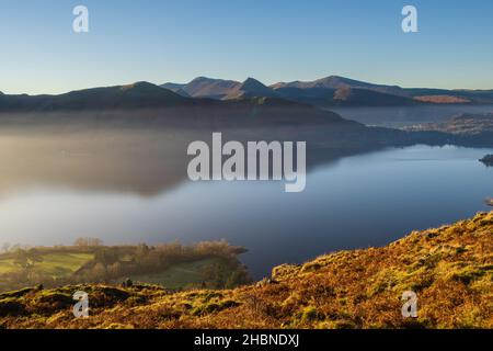 Walla Crag è un favoloso punto panoramico sul lato orientale dell'acqua di Derwent, gran parte del panorama è nascosto fino ad essere salito attraverso gli alberi l'asc Foto Stock