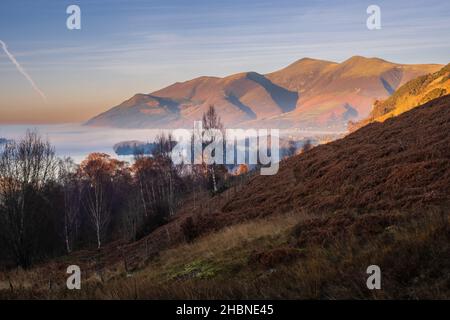 Walla Crag è un favoloso punto panoramico sul lato orientale dell'acqua di Derwent, gran parte del panorama è nascosto fino ad essere salito attraverso gli alberi l'asc Foto Stock