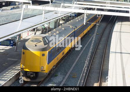 Utrecht, Paesi Bassi - 24 ottobre 2021: Treno in un binario alla stazione centrale di Utrecht attende per il trasporto dei passeggeri Foto Stock