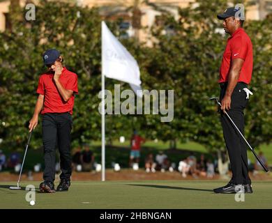 Orlando, Stati Uniti. 19th Dic 2021. Tiger Woods e suo figlio Charlie React dopo che Tiger perde un putt sulla 18th buche durante l'ultimo round del PNC Championship al Ritz-Carlton Golf Club Grande Lakes n Orlando. Tiger e Charlie hanno stabilito un record di torneo con 11 birdies consecutivi la domenica, sparando un 15-under-par 57 e finendo secondo nel torneo a 36 buche. (Foto di Paul Hennessy/SOPA Images/Sipa USA) Credit: Sipa USA/Alamy Live News Foto Stock