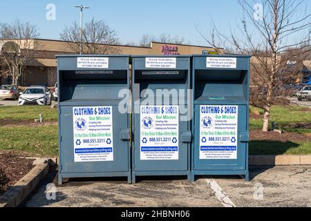 Tre contenitori per donazioni nel parcheggio dell'Edgewood Town Center in una giornata invernale di sole, Edgewood, Pennsylvania, USA Foto Stock