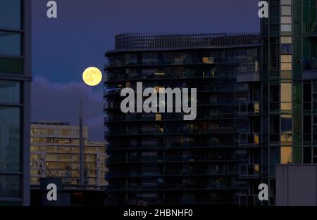 Vancouver Full Moon Rising. La luna che sorge sullo skyline di Vancouver in inverno. British Columbia, Canada. Foto Stock