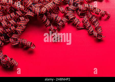 nastri in curry rosso e nero su sfondo rosso chiazzato Foto Stock
