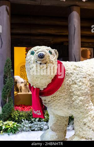 Las Vegas, NV - 12 dicembre 2021: L'orso polare Coca Cola fa parte della mostra invernale "Hopeful Holidays" al Conservatorio Bellagio e al Gar Botanico Foto Stock