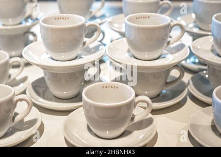 Las Vegas, NV - 15 dicembre 2021: Mucchi di tazze di caffè bianche e piattini con il nome Eataly all'interno del bordo presso il negozio Eataly su 'The Strip'. Foto Stock