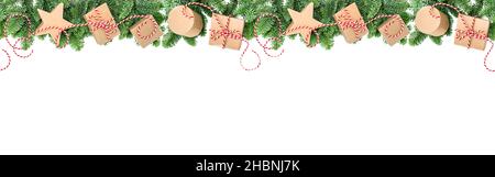 Banner lungo. Decorazioni natalizie e confezioni regalo. Ramo di pino bordo Foto Stock