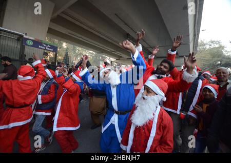 Peshawar, Pakistan. 20th Dic 2021. I membri della minoranza cristiana pakistana vestita come clausole di Santa prendono parte ad un raduno pre-Natale su una strada a Peshawar. Il Pakistan è un paese musulmano a maggioranza sunnita con quattro milioni di cristiani su una popolazione totale di circa 200 milioni di abitanti. (Foto di Hussain Ali/Pacific Press) Credit: Pacific Press Media Production Corp./Alamy Live News Foto Stock