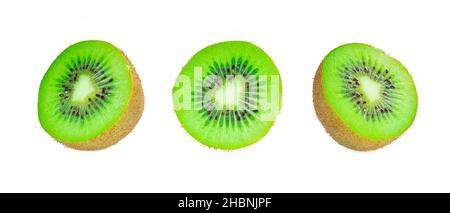 Set di mezzo kiwi isolato su sfondo bianco, kiwi frutti con percorso di taglio. Foto Stock