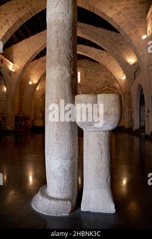 Beato bacino di pietra d'acqua. Chiesa di la Sang. Llíria, Valencia. Comunitat Valenciana. Spagna Foto Stock