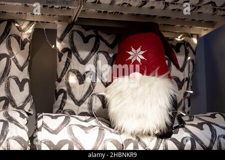 Carino nana scandinava di Natale seduta sui cuscini. Foto Stock