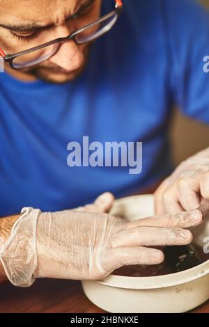 tecnico che esegue la pulizia e la manutenzione della testina con un tampone Foto Stock