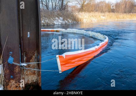 Il braccio flottante impedisce che schiuma e detriti contaminino il serbatoio. Riduzione delle emissioni nocive. Protezione dei fiumi e dei laghi. Mantenere fresco Foto Stock