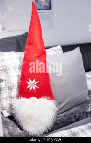 Carino nana scandinava di Natale seduta sui cuscini. Foto Stock