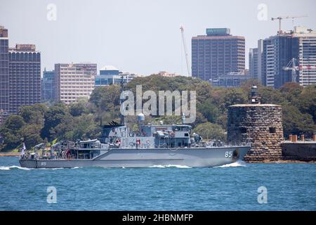 HMAS Gascoyne 2 M85 minehunter nave classe Huon della Royal Australian Navy sul porto di Sydney vicino a Fort Denison Foto Stock