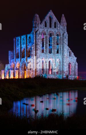 Whitby Abbey illuminato come per Halloween e Whitby Goth Weekend Foto Stock