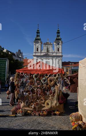 Uherske Hradiste, Repubblica Ceca - 11 settembre 2021 - la Chiesa di San Francesco di Saverio durante le festività enologiche slovacche in Piazza Masaryk Foto Stock