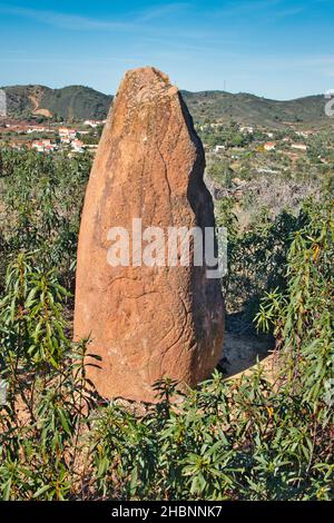 menhir di arenaria con misteriosi simboli inscritti, risalente al 6000-4500 AC, nelle colline asciutte vicino vale Fuzeiros, Algarve, Portogallo. Foto Stock