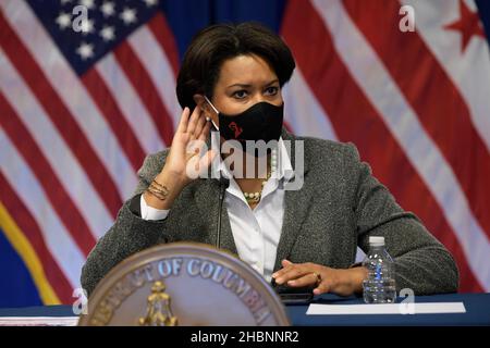 20 dicembre 2021, Washington, Distry of Columbia, USA: Il sindaco di DC MURIEL BOWSER parla di Covid 19 Situational Update durante una conferenza stampa, oggi il 20 dicembre 2021 presso l'edificio John A. Wilson a Washington DC, USA. (Credit Image: © Lenin Nolly/ZUMA Press Wire) Foto Stock