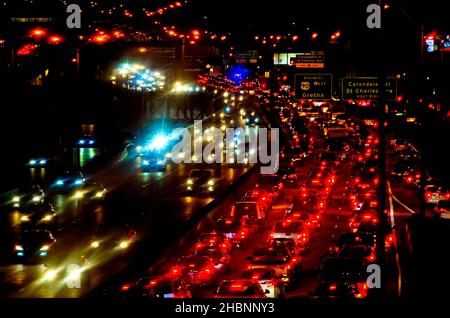 La Pontchartrain Expressway è raffigurata durante l'ora di punta serale, il 14 dicembre 2021, a New Orleans, Louisiana. Foto Stock