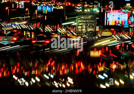 La Pontchartrain Expressway è raffigurata vicino al Louisiana Superdome durante l'ora di punta serale, il 14 dicembre 2021, a New Orleans, Louisiana. Foto Stock