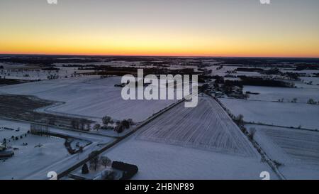 Tramonto vibrante dall'alto nelle fattorie rurali del wisconsin Foto Stock