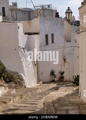 Puglia, Italia - vicolo nel centro storico di Ostuni,(Bari) Puglia, Italia meridionale Foto Stock