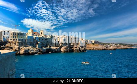 Polignano a mare, città pugliese sul mediterraneo, Italia, splendida vista sulla costa rocciosa con edifici di città. Foto Stock
