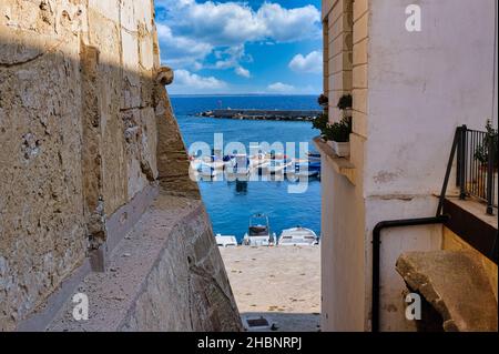 Paesaggio di bellissimo porto vecchio di Gallipoli (barche da pescatori) Gallipoli, Puglia, Italia meridionale Foto Stock