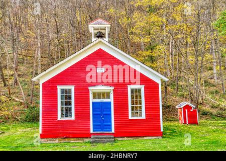 Una scuola di legno a una stanza 19th secolo con outhouse corrispondente a Frederickstown, Ohio. Foto Stock