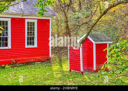 Il piccolo attico rosso fuori dalla una stanza 19th secolo scuola di legno a Frederickstown, Ohio. Foto Stock