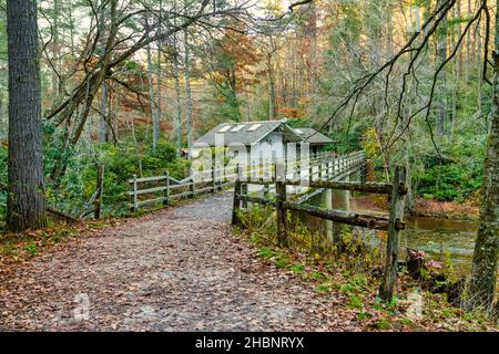 Passerella sul fiume Linville che conduce al Centro visitatori delle Cascate Linville sulla Blue Ridge Parkway nel North Carolina. Foto Stock