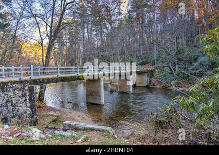 Passerella sul fiume Linville che conduce al Centro visitatori delle Cascate Linville sulla Blue Ridge Parkway nel North Carolina. Foto Stock