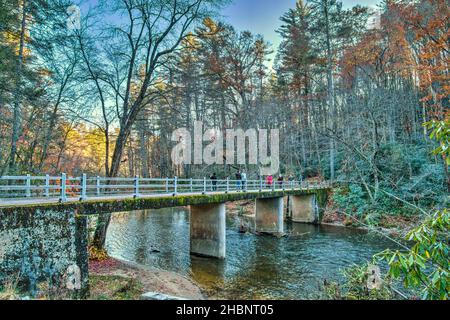 Passerella sul fiume Linville che conduce al Centro visitatori delle Cascate Linville sulla Blue Ridge Parkway nel North Carolina. Foto Stock