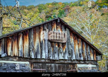 Sopra l'entrata del Paul Appleby Blacksmith Shop nel Pioneer Village al Beaver Creek state Park situato a East Liverpool, Ohio. Foto Stock