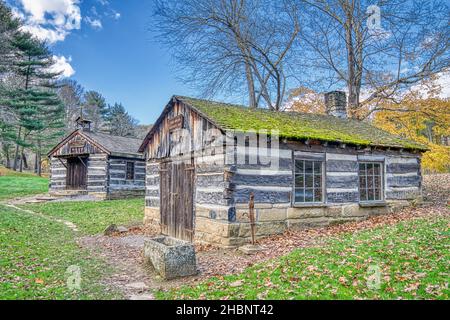 Il Paul Appleby Blacksmith Shop e la Vodrey Chapel nel Pioneer Village al Beaver Creek state Park situato a East Liverpool, Ohio. Foto Stock