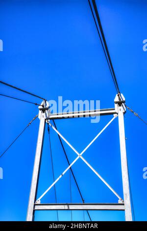 Una torre del ponte sospeso di Mile si staglia contro il cielo autunnale sulla cima della Grandfather Mountain nelle Blue Ridge Mountains di North Carol Foto Stock