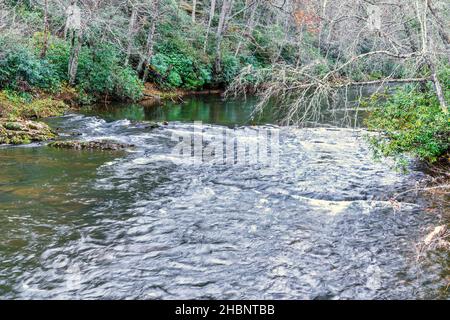 Il fiume Linville scorre rapidamente sulle rocce presso il centro visitatori di Linville Falls sulla Blue Ridge Parkway nel North Carolina. Foto Stock