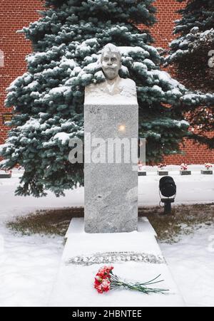 Dicembre 5, 2021. Monumento alla tomba del comandante sovietico, Maresciallo dell'Unione Sovietica Semyon Budyonny nella necropoli vicino al muro del Cremlino su Re Foto Stock