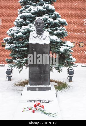 5 dicembre 2021, Mosca, Russia. Monumento alla tomba del partito sovietico e statista Andrei Zhdanov nella necropoli vicino al muro del Cremlino sulla Piazza Rossa Foto Stock