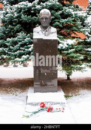 5 dicembre 2021, Mosca, Russia. Monumento alla tomba del Segretario Generale della CPSU Comitato Centrale Yuri Andropov nella necropoli vicino al KR Foto Stock