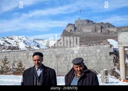 Kars,Turchia - 01-22-2016: Gente sconosciuta con l'apparenza del castello di Kars Foto Stock