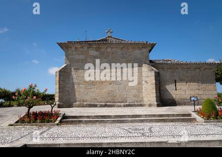 Facciata posteriore del Santuário de Nossa Senhora da Franqueira lungo il Camino portoghese a Pereira, Portogallo. Questo percorso del Camino de Santiago Pil Foto Stock