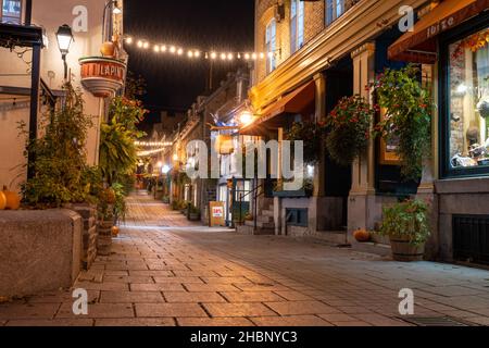 Quebec, Canada - Ottobre 18 2021 : veduta notturna del Quartier du Petit Champlain in autunno. Una piccola zona commerciale a Quebec City. Foto Stock