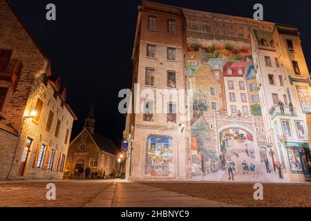 Quebec, Canada - Ottobre 18 2021 : Arte del Muro di fresco nel centro storico di Quebec City nella notte d'autunno. Murale di Quebecers. Foto Stock
